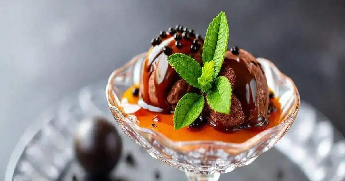 Como Servir Chocolate Gelado com Calda de Maracujá Como Servir Chocolate Gelado com Calda de Maracujá