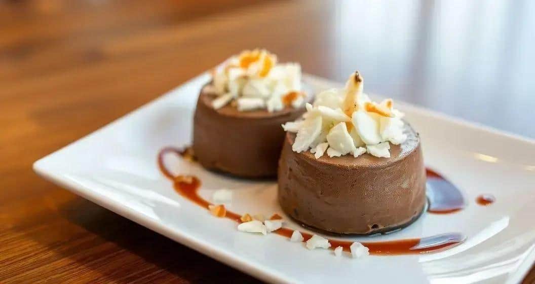 Mousse Pirata Doce: Coco, Rum e Cacau em Veleiro Cremoso
