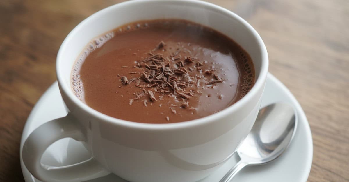 Leia mais sobre o artigo Chocolate Quente Fim de Festa: Cremoso com Marshmallows Dourados