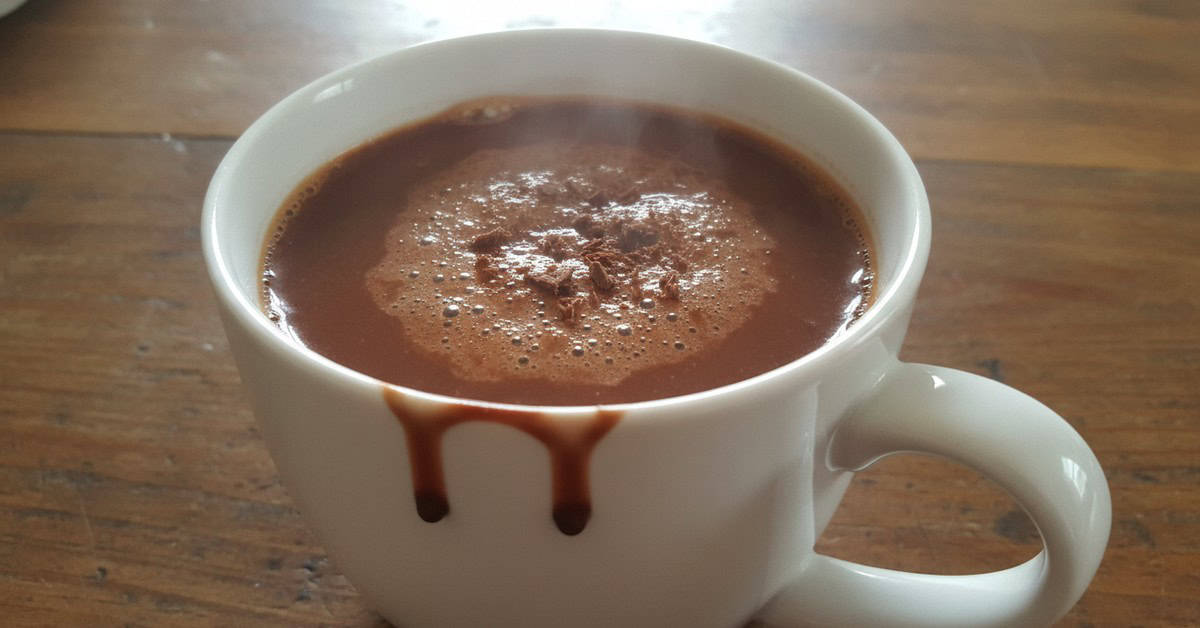 Leia mais sobre o artigo Chocolate Quente Fogueira de Outono: Cremoso com Doce de Abóbora