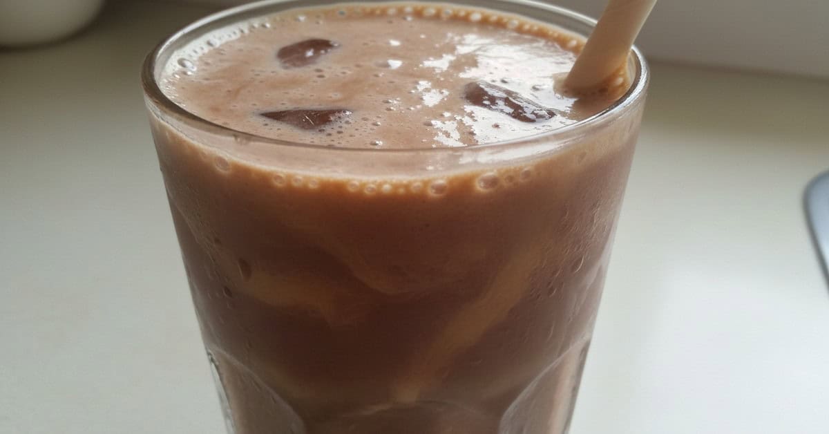 Shake Energia do Amor: Chocolate com Pasta de Amendoim 1 shake energia do amor chocolate com pasta de amendoim social 16x9 1 - Receitas da Bella - Os Blogs mais Incríveis da Web