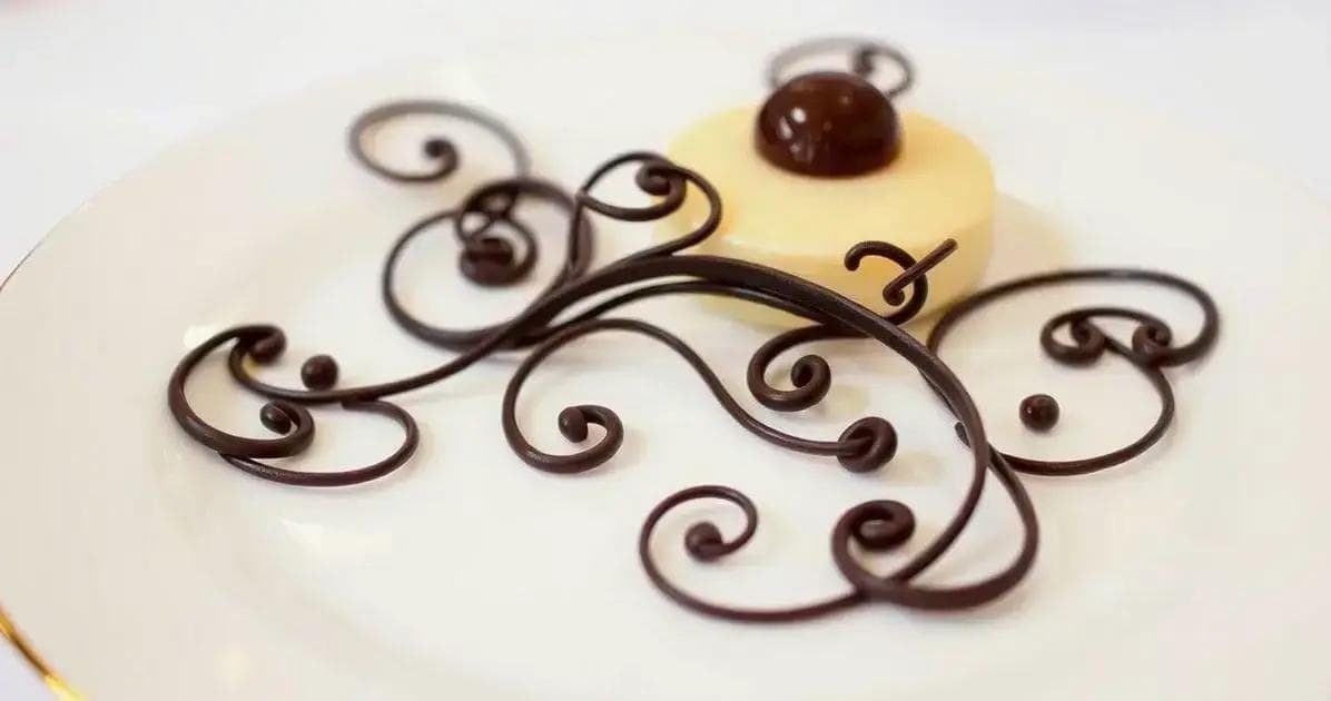 Arabescos de Chocolate: Técnica Fácil para Embelezar Qualquer Sobremesa