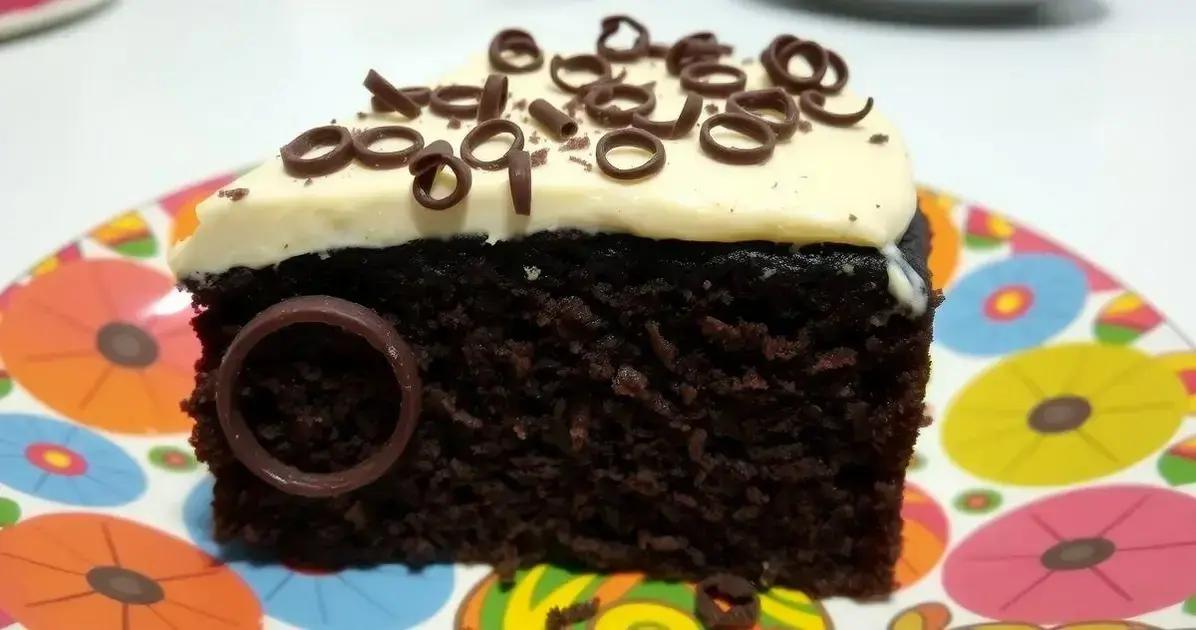 Bolo de Chocolate Nega Maluca: Fofo, Molhadinho e Pronto em 40 Minutos