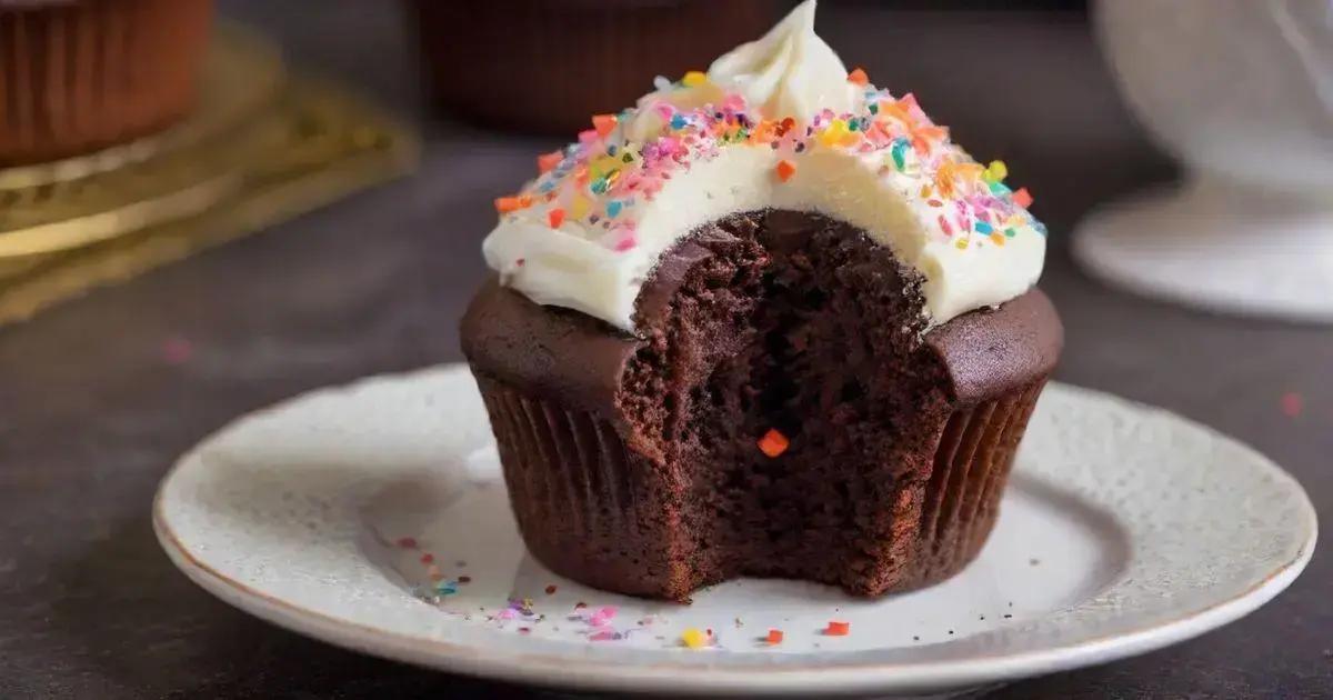 Cupcake Coração de Cacau: A Surpresa que Derrete