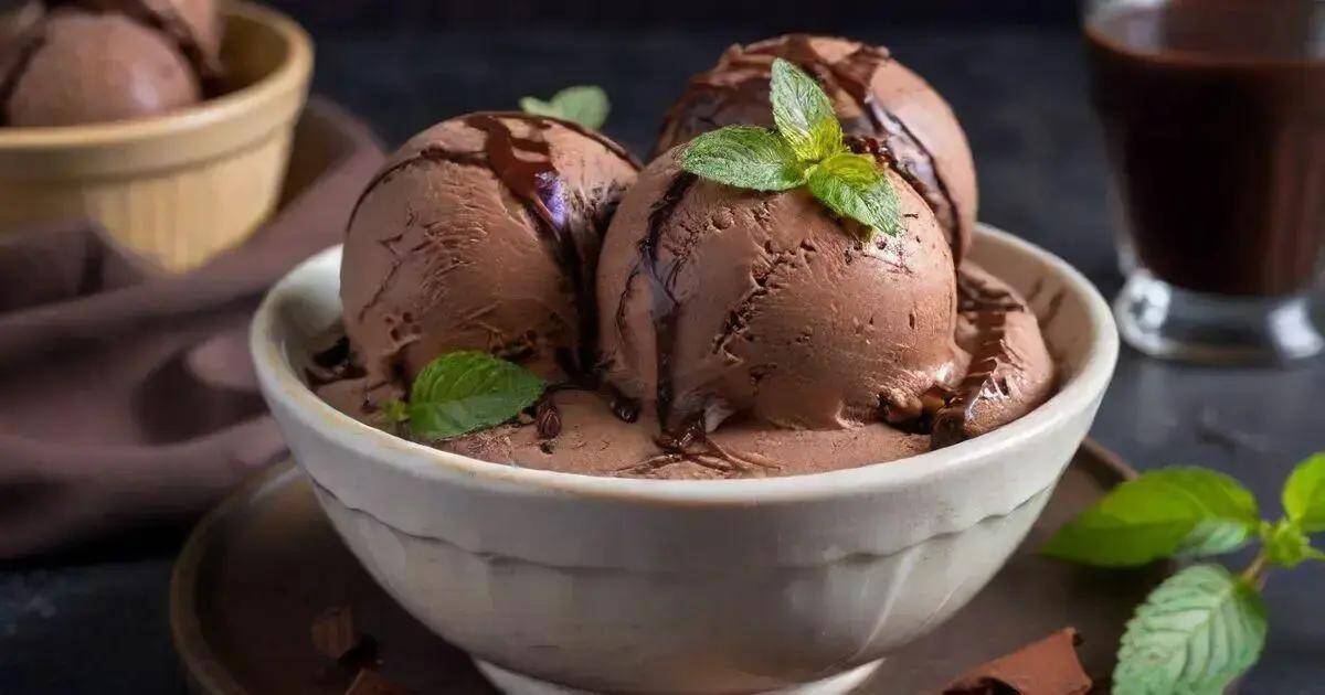 Sorvete de Chocolate Envolvente: Feito em Casa e Cremoso de Verdade
