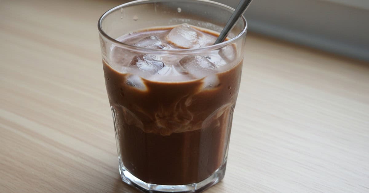 Bebida Gelada Tropical: Cacau e Leite de Coco no Gelo 1 bebida gelada tropical cacau e leite de coco no gelo social 16x9 1 - Receitas da Bella - Os Blogs mais Incríveis da Web